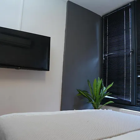 Robust Hotel